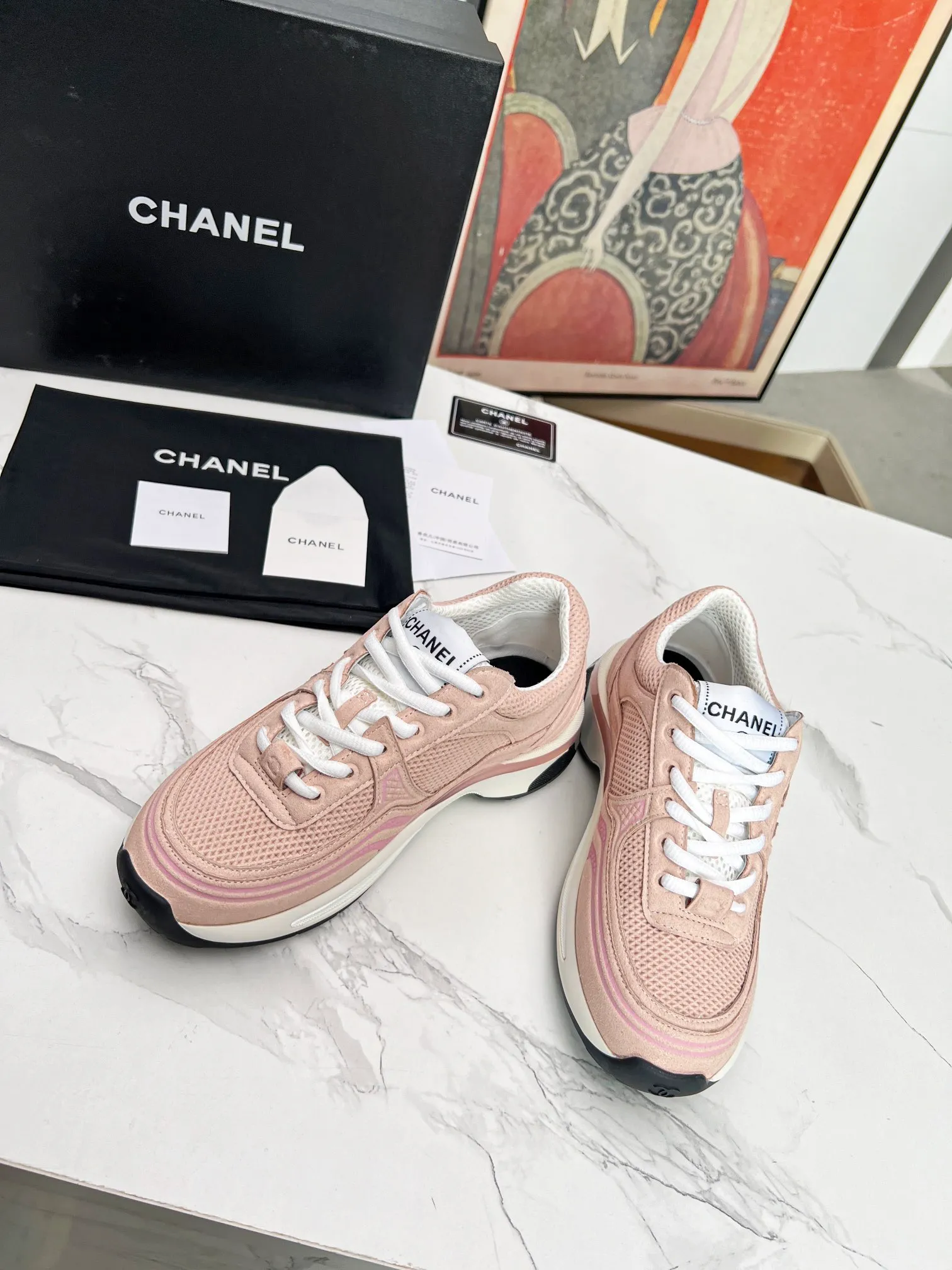 👟👟Ex-factory price 640👟👟 chanel Chanel 2024 early spring vacation series latest casual sports shoes silver white, gold white, silver gray, black and red! Incomparably beautiful and easy to wear, very light, the lining is also super soft, super comfortable, the upper is breathable, the color is high-end and durable, versatile. Upper: cowhide and cloth stitching. Inner: breathable mesh. Original foam combination outsole. Size: 35-40.